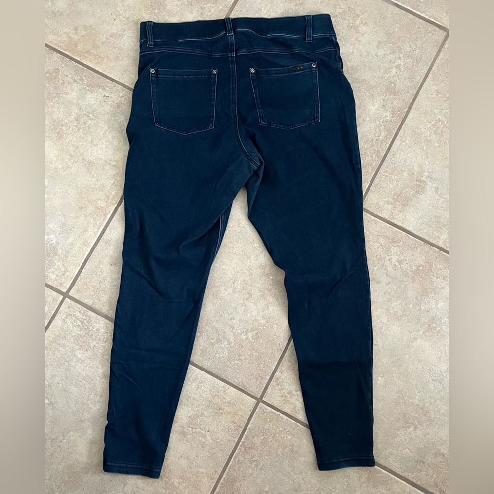 HUE Jeggings Size 1X. Like New. Buttery Soft Dark Blue Wash. EUC - Picture 3 of 5